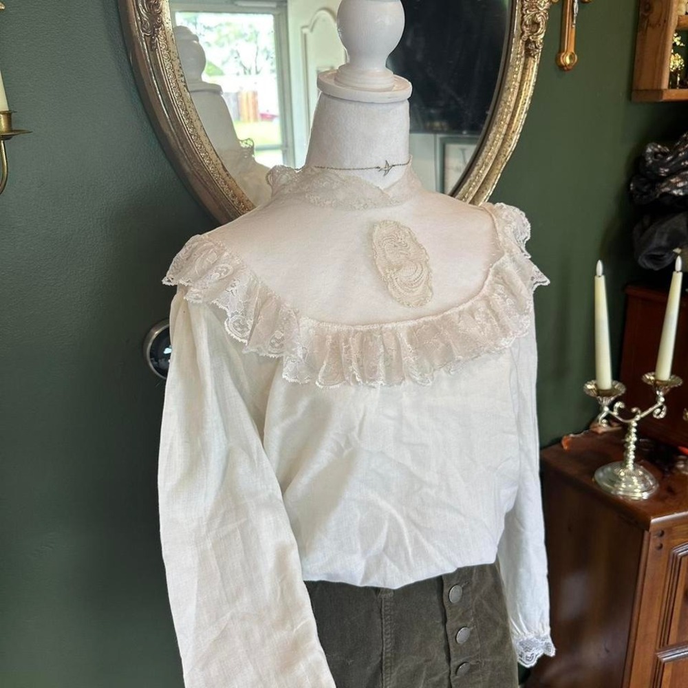 White lace blouse with embroidered face detail - Picture 4 of 8